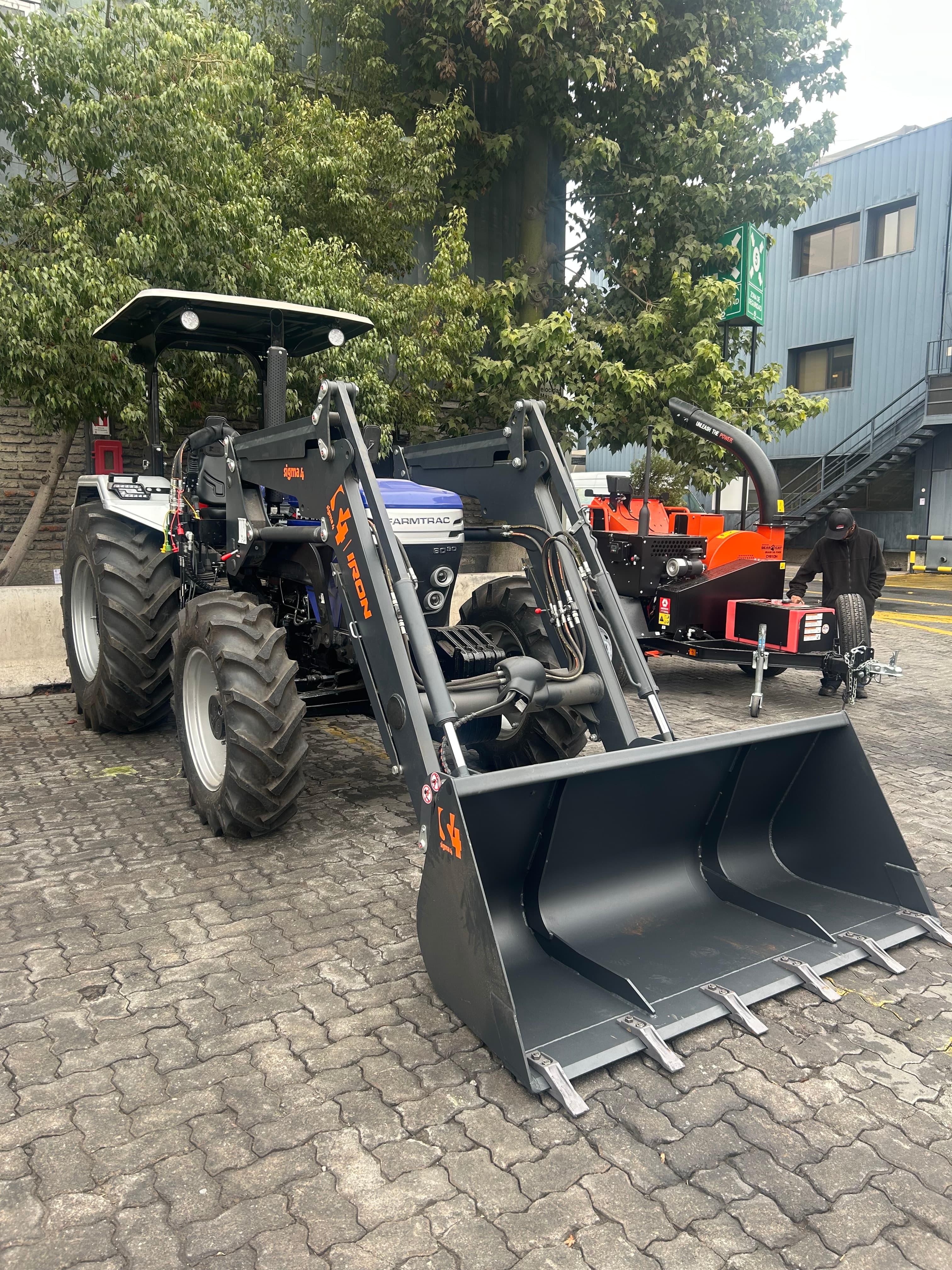 Montaje pala hidráulica SIGMA Tractor Farmtrac
