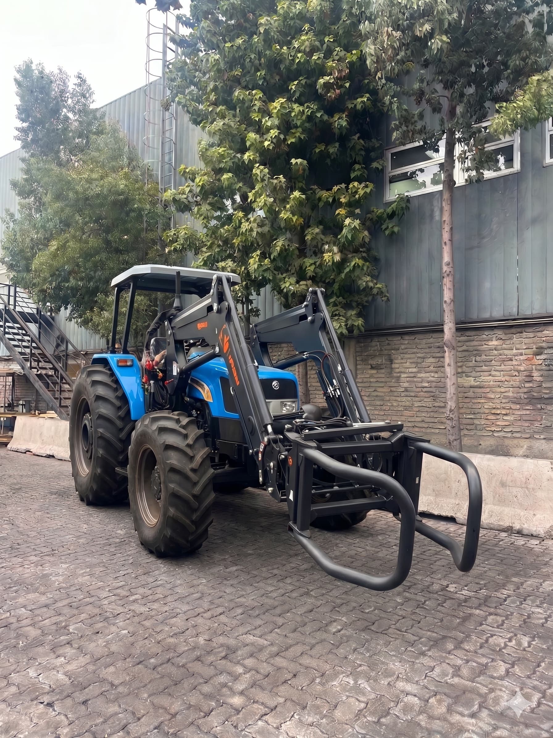 Montaje de clamp hidráulico en tractor