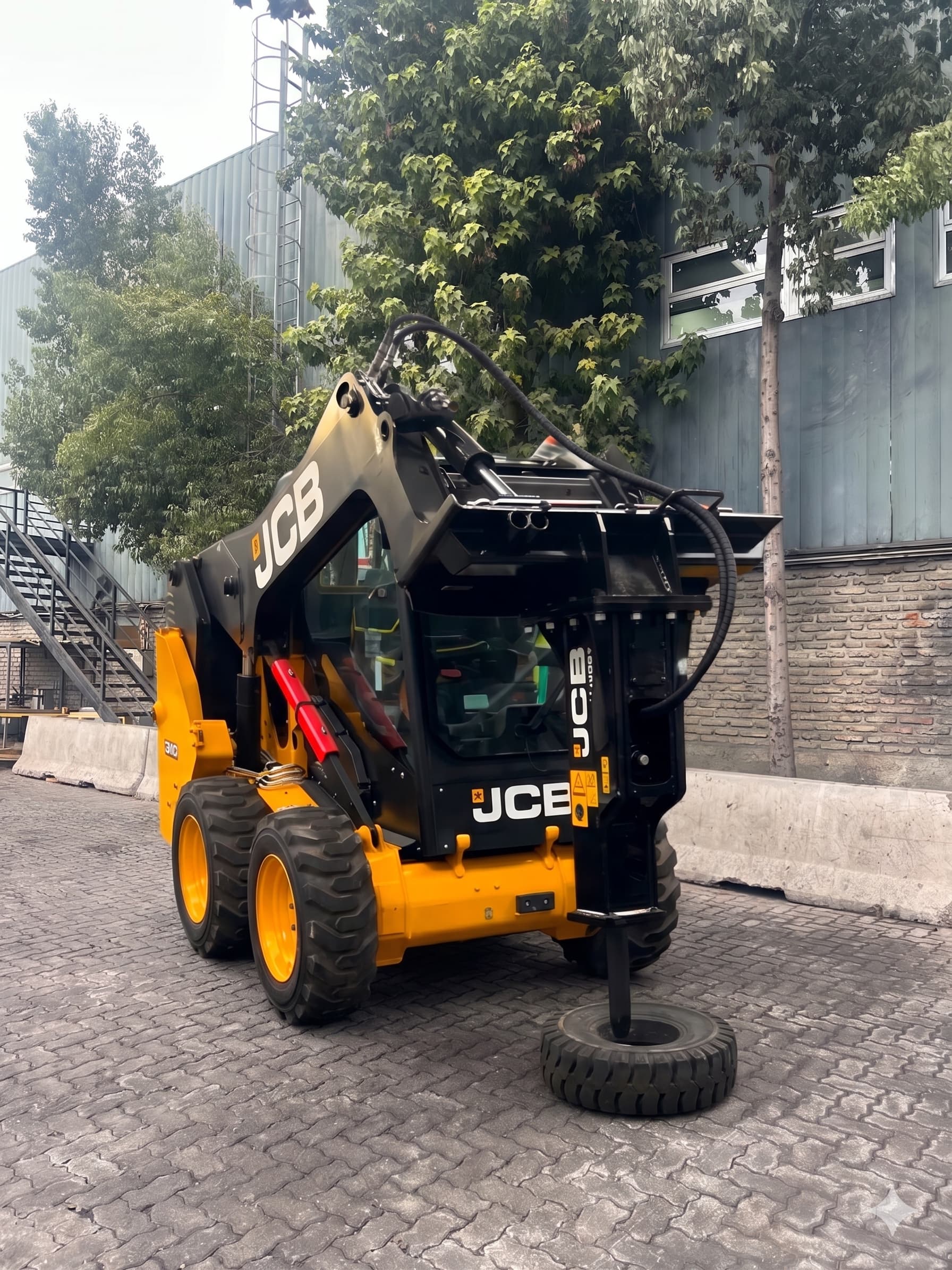 Instalación de martillo hidráulico en minicargador JCB